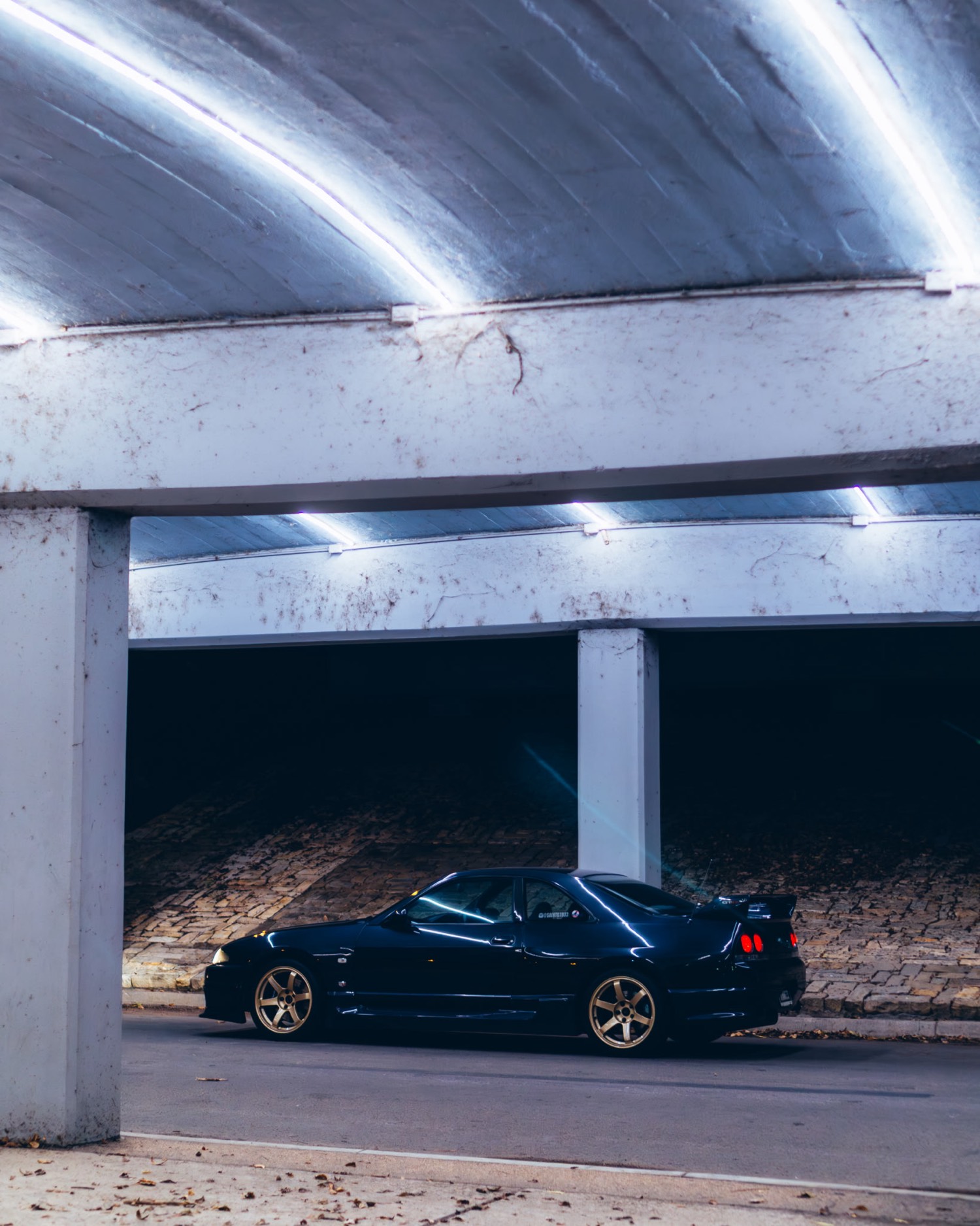 R33 side profile